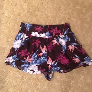 American Eagle Loose-fitting floral shorts!